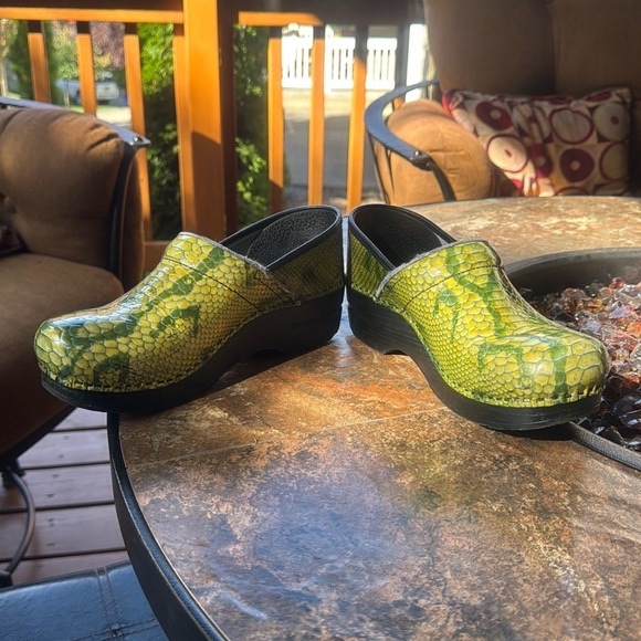 Dansko® patent Leather clog Size 38 Yellow and GREEN - Picture 5 of 6